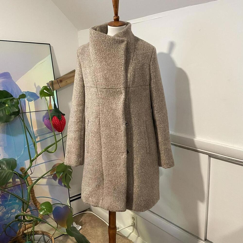 Kenneth Cole brown wool coat with button front and pockets. Size M